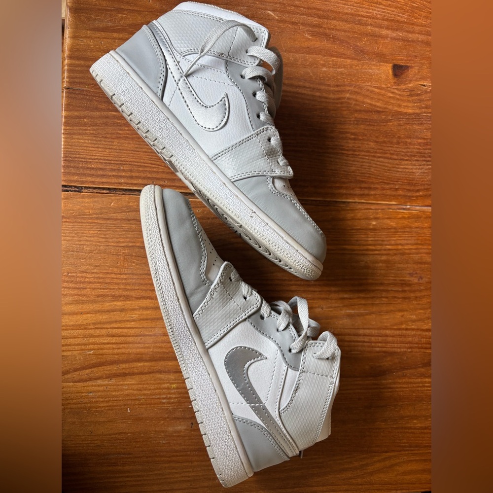 Pre-owned Nike Air 1 Mid Grey Shoes 555112-012 In White